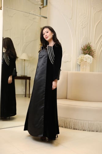 فستان لاطلاله عصريه بمكس خامات فاخره مخمل حرير ستا...