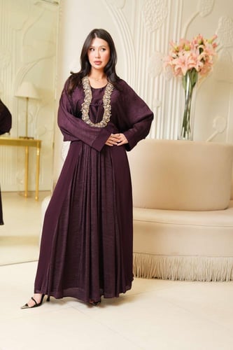 جلابيه مناسبات لاطلاله راقيه من قطعتين بتصميم ياقه...