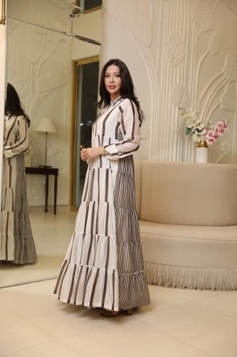 فستان بتصميم عصري بخامة قطن حرير فاخر مقلم بلون اب...