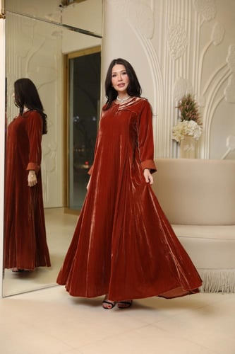 فستان بتصميم عصري بخامة مخمل حرير بيور ستاندرد فرن...