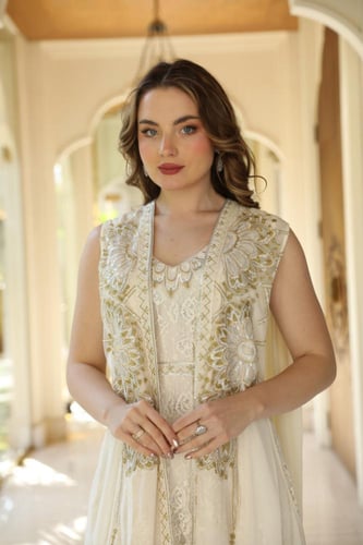 جلابية مناسبات لاطلاله راقيه بتصميم كيب بلون أوف و...