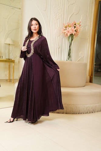 جلابيه مناسبات لاطلاله راقيه من قطعتين بتصميم ياقه...