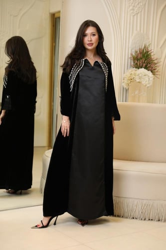 فستان لاطلاله عصريه بمكس خامات فاخره مخمل حرير ستا...