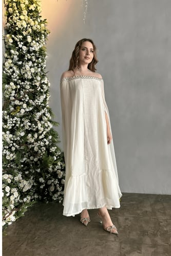 جلابية مناسبات بتصميم اكمام كيب لاطلاله راقيه بالل...