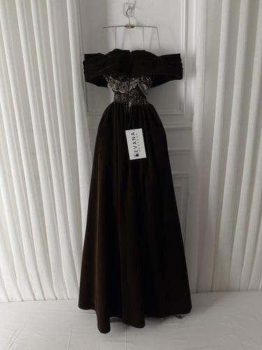 فستان اوف شولدر على ذيل جوخ