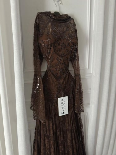 فستان بني مطرز كم طويل