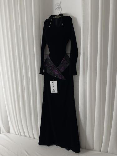 فستان اسود مخمل على حزام موف