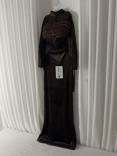 فستان بني مخمل بكمام دانتيل