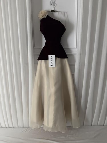 فستان بيج على جوخ عنابي