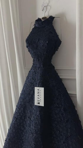 فستان كحلي مزين ورود خناقي