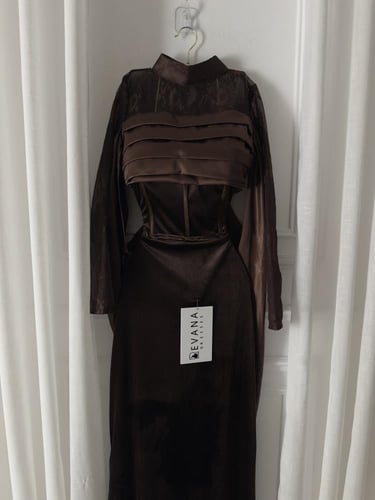 فستان بني مخمل بكمام دانتيل