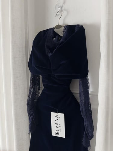 فستان كحلي شموه جوخ على اكمام دانتيل