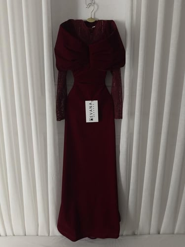 فستان عودي جوخ اكمام دانتيل