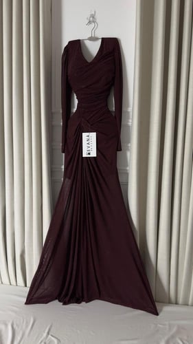 فستان كم طويل مطرز فصوص