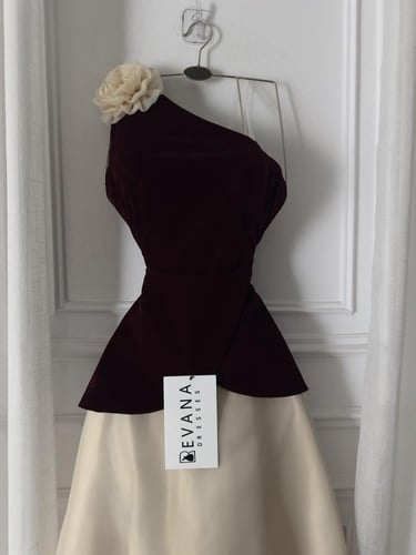 فستان بيج على جوخ عنابي