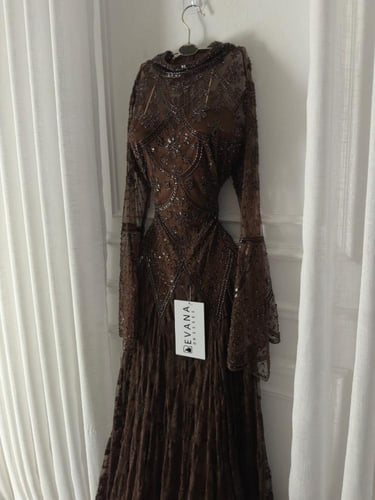 فستان بني مطرز كم طويل