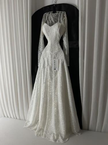 فستان ابيض دانتيل على جاكت