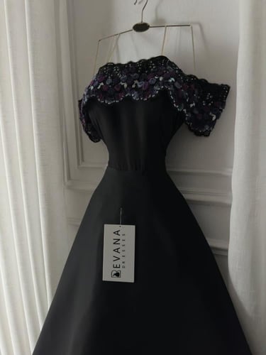 فستان اسود اوف شولدر مزين ورود