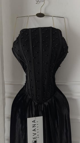 فستان اسود مخمل كوسيه مطرز