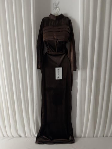 فستان بني مخمل بكمام دانتيل