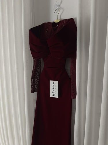 فستان عودي جوخ اكمام دانتيل