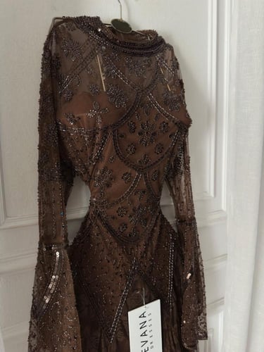 فستان بني مطرز كم طويل