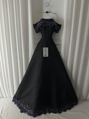 فستان اسود اوف شولدر مزين ورود