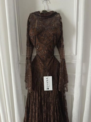 فستان بني مطرز كم طويل