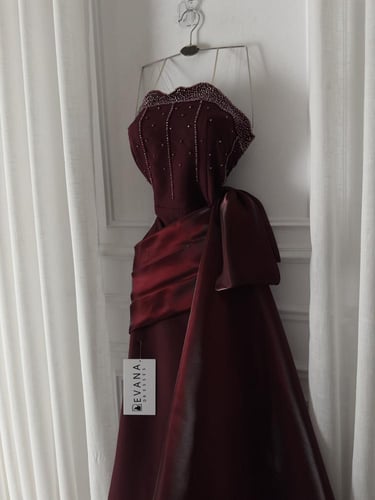 فستان برغندي مطرز