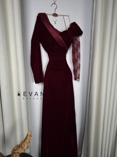 فستان مخمل عودي على كم دانتيل