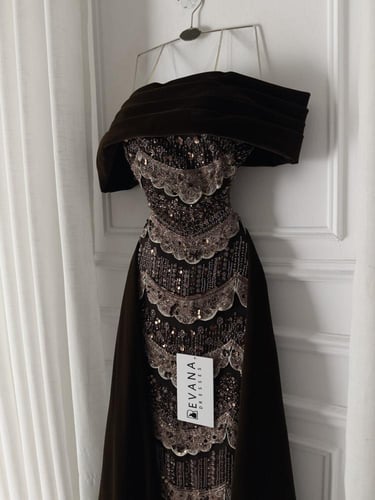 فستان اوف شولدر على ذيل جوخ