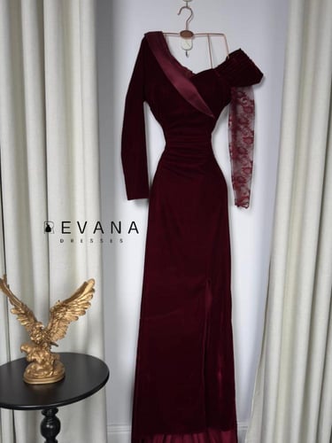 فستان مخمل عودي على كم دانتيل