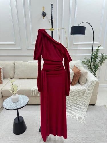 فستان عودي طويل وفخم