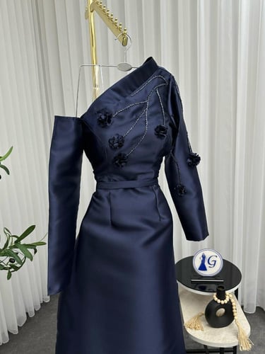 فستان كحلي انيق مزين ورود