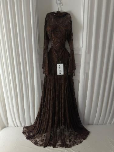 فستان بني مطرز كم طويل