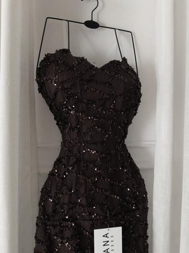 فستان بني سهره على اكمام منفصله