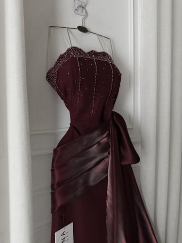 فستان برغندي مطرز