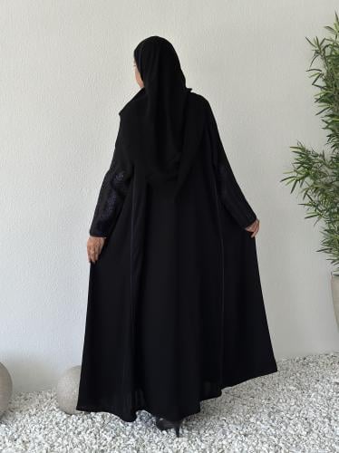 عباية تطريز كحلي أنيق بخطوط هادئة – Soft Beige Lin...