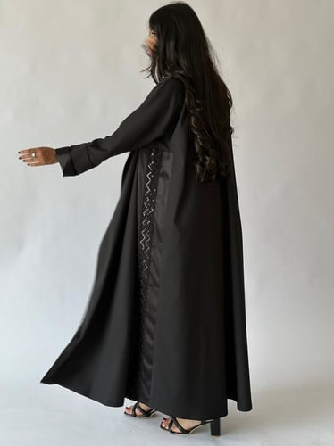 عباية تفتة ايطالي بتصميم جانبي شك وتطريز