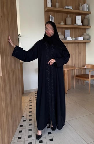 عباية كريب انترنت تطريز اسود ناعم من الأمام والأكم...