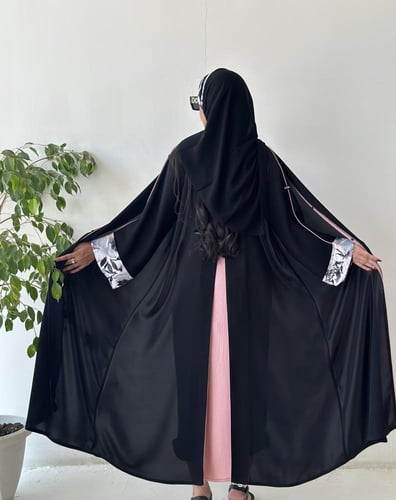 عباية كريب خطوط طولية قماش مشجر