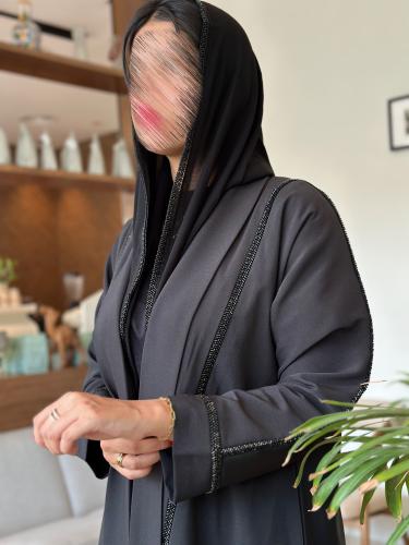 عباية تفتة بتفاصيل فخمه شك طولي