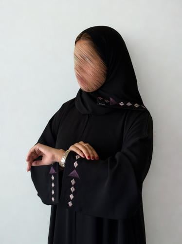 عباية كريب انترنت بتطريز موف هادئ فاخر – Mauve Tou...
