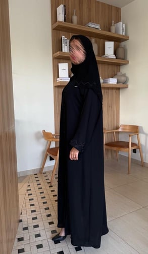 عباية كريب انترنت تطريز اسود ناعم من الأمام والأكم...
