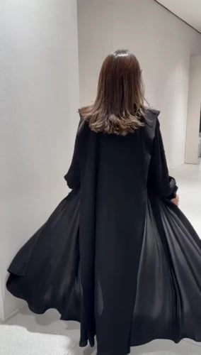 عباية كريب انترنت كوري بكسرتين على الاكتاف واكمام...