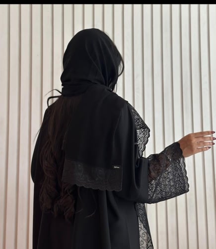 عبايه لف بشال جانبي منقوش ركامة
