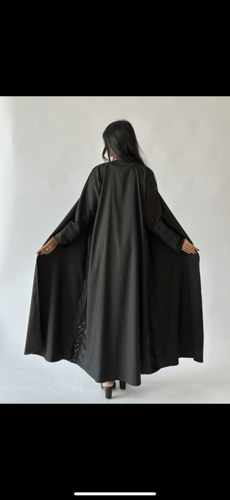 عباية تفتة ايطالي بتصميم جانبي شك وتطريز