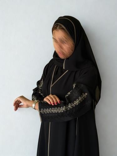عباية تطريز برونزي أنيق بخطوط هادئة – Soft Beige L...