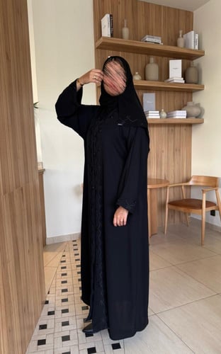 عباية كريب انترنت تطريز اسود ناعم من الأمام والأكم...