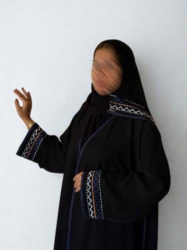 عباية كريب انترنت بتطريز هندسي كحلي – Midnight Lin...